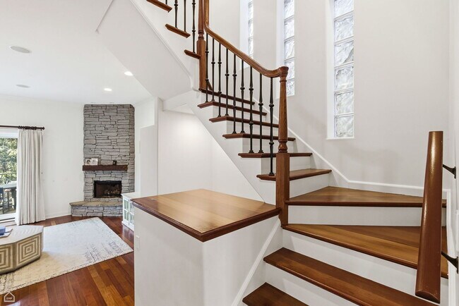 Building Photo - 952 N Racine Ave