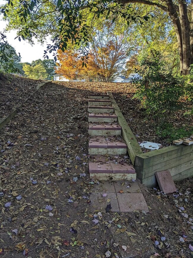 Building Photo - Room in House on Karl Ct