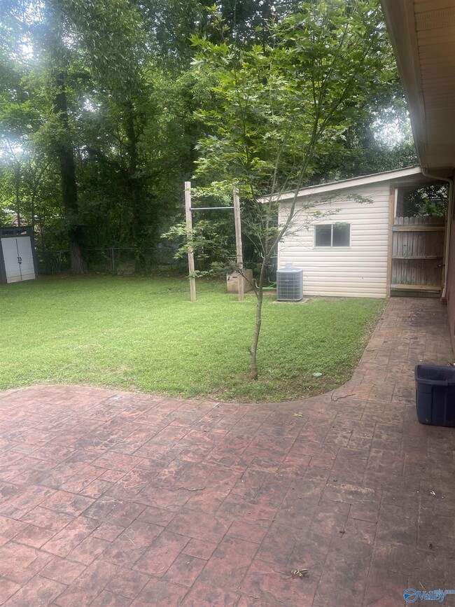 Building Photo - 505 Greenacres Dr NW