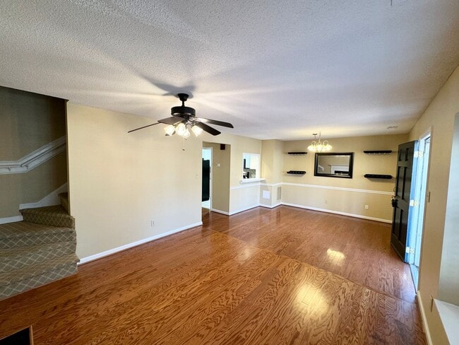 Building Photo - 3 BR 2 Bath Townhome