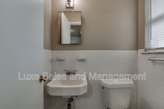 Building Photo - 3005 SW 52nd Pl
