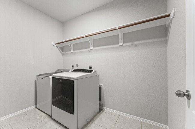 Building Photo - 40219 S Hill Pass