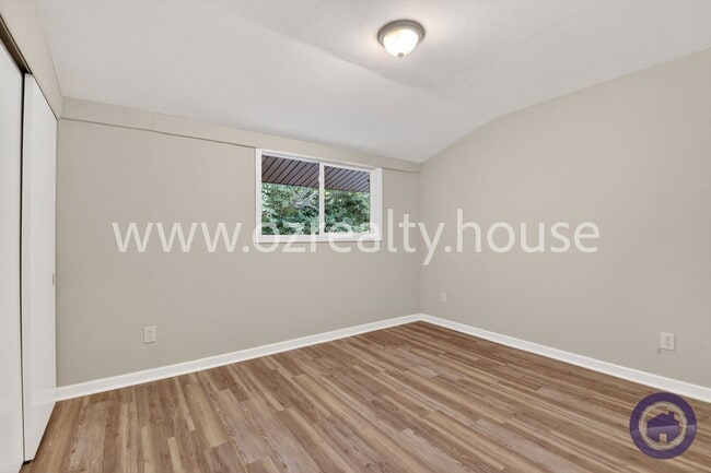 Building Photo - 3040 E Lincolnshire Blvd