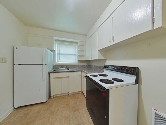 Building Photo - Apartment ~ Close to Campus ~ Cat Friendly