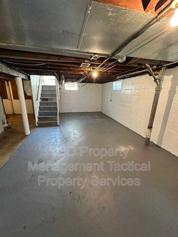 Building Photo - 906 E 232nd St