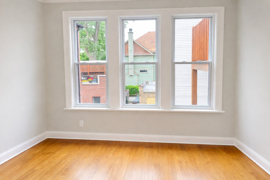 Building Photo - 2302 W Sunnyside Ave