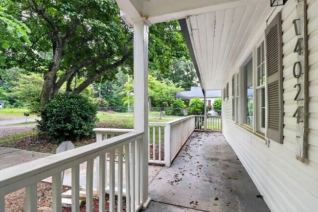 Building Photo - 3BD/2BA Single Family Home on Large Lot!