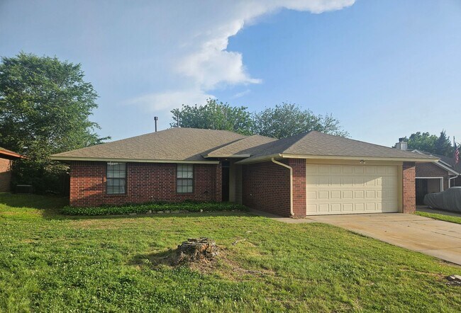 Building Photo - (3) Bed/(2) Bath Available NOW! Pet Negoti...