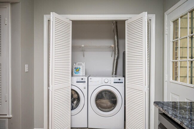 Building Photo - 1283 Sweet Pine Dr