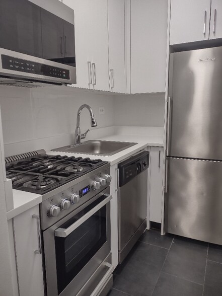 Building Photo - E. 35th St, 3rd Ave