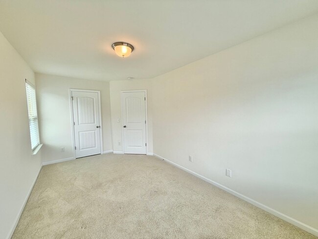 Building Photo - Stunning 3BD, 2.5BA End Unit Townhome in t...