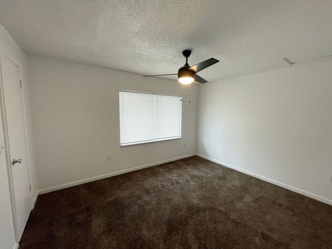 Building Photo - 2 Bed, 1.5 Bath Townhouse- The Reserve Floorplan