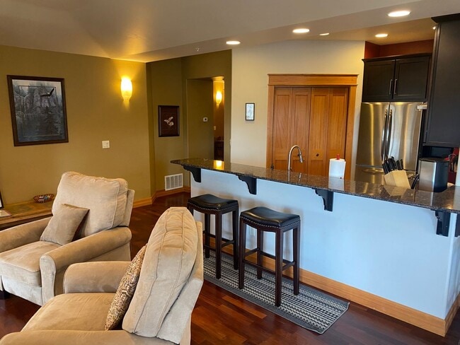 Building Photo - 2 bedroom Whitefish Condo with views and walking distance to City Beach!