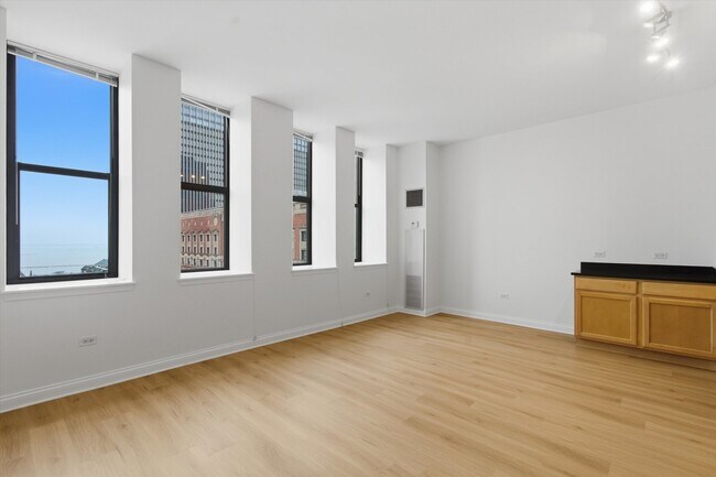 Building Photo - 8 W Monroe St