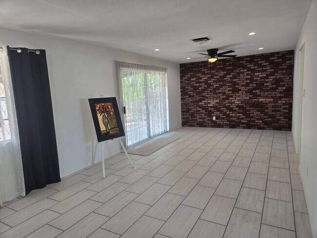 Building Photo - Cozy 3 bed, 2 bath home in Phoenix, No HOA!