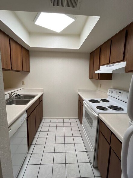 Building Photo - 1201 S McClintock Dr