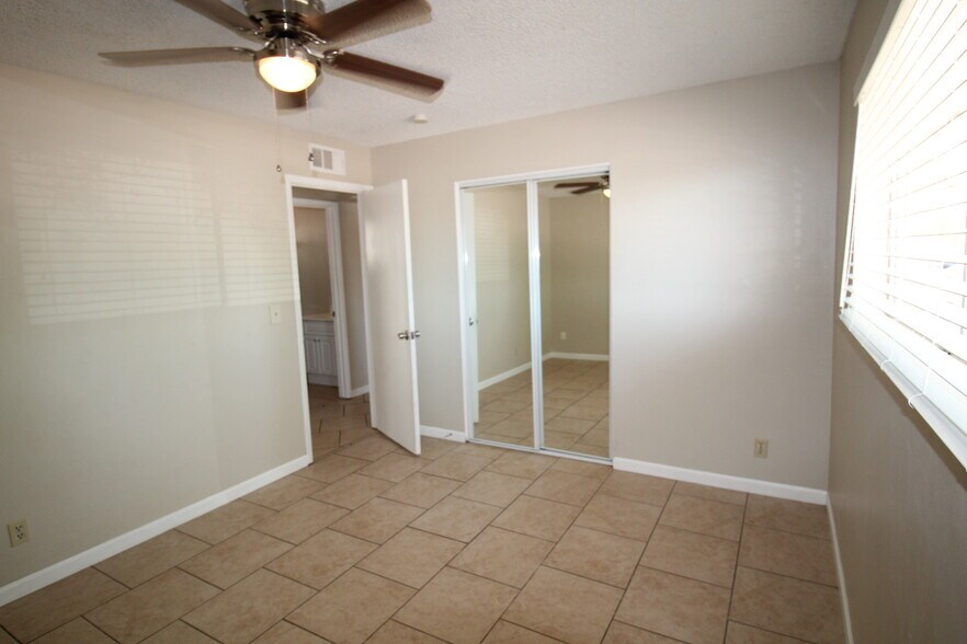 Building Photo - 1130 W 9th St