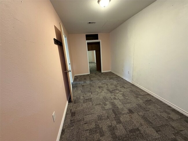 Building Photo - 303 Magnusson Ave