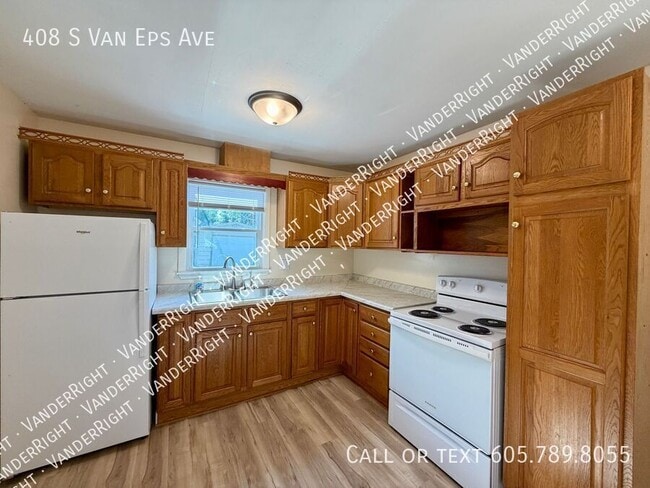 Building Photo - 408 S Van Eps Ave