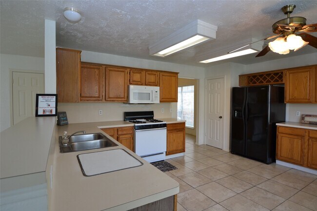 Building Photo - 12410 Meadow Briar Dr