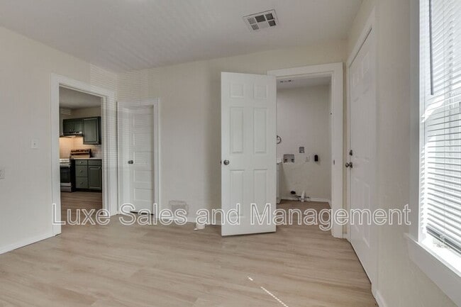 Building Photo - 905 E Rogers St