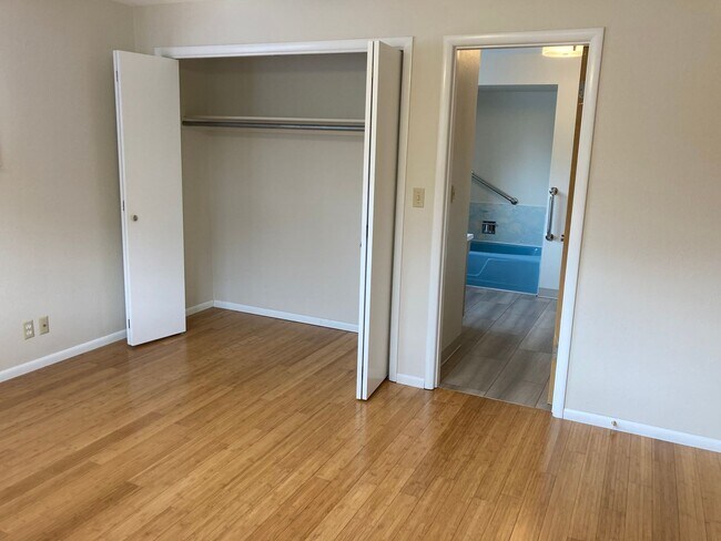 Building Photo - Mid-Century Four Bedroom in Candalaria, La...