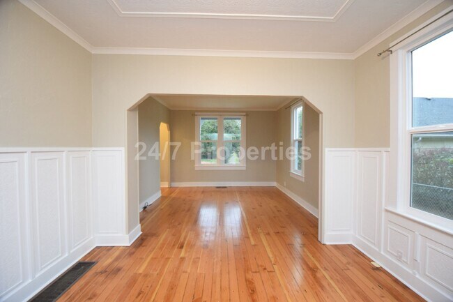 Building Photo - Charming Home in the Heart of Oregon City