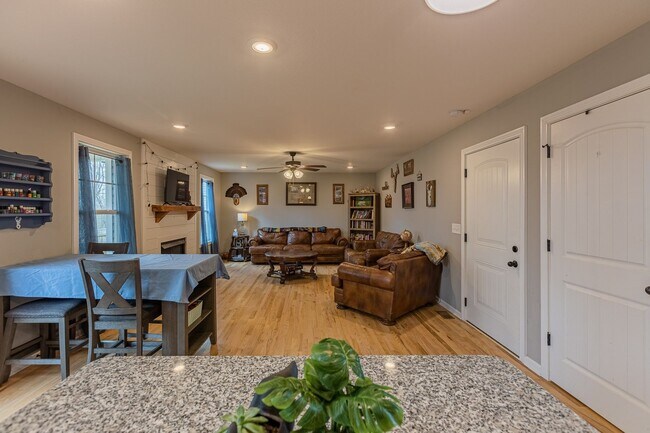 Building Photo - Pet Friendly Three Bedroom!