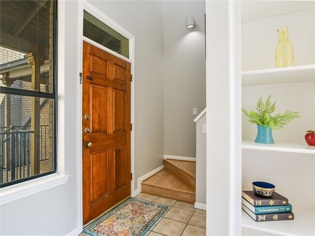 Building Photo - 611 E 45th St