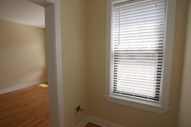 Building Photo - 4422 N Wolcott Ave