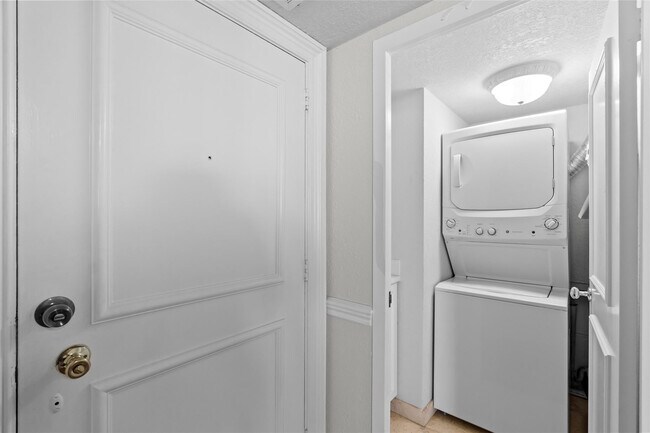 Building Photo - 3000 Holiday Dr