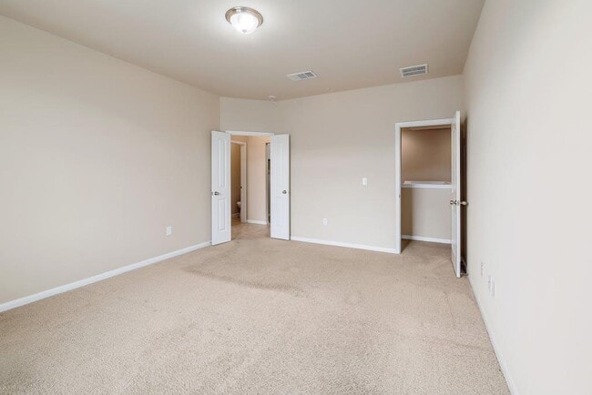 Building Photo - 2880 Donnell Dr