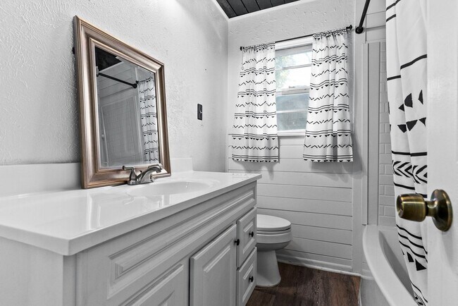 Building Photo - $500 off first months rent