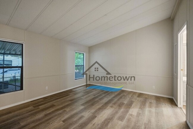Building Photo - 3 Bedroom 2 Bathroom Home with Carport Available in Coeur d'Alene!