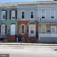 Building Photo - 314 S Locust St