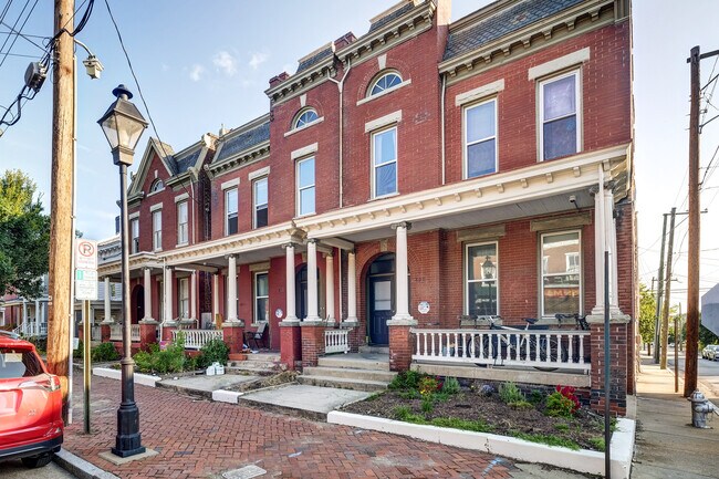 Building Photo - 800 W Clay St