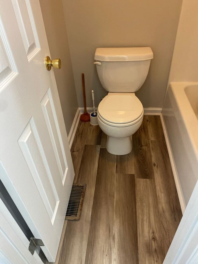 Building Photo - Carolina Lakes!!