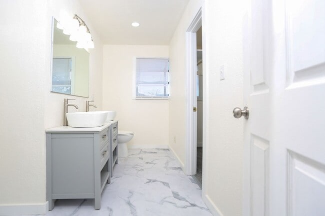 Building Photo - Remodeled 3bed 2 bath Single Family home