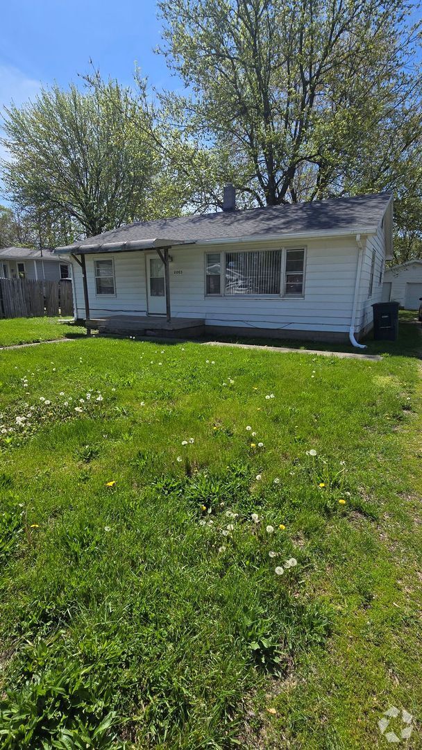 Building Photo - 2 Bedroom Home - Detached Garage!