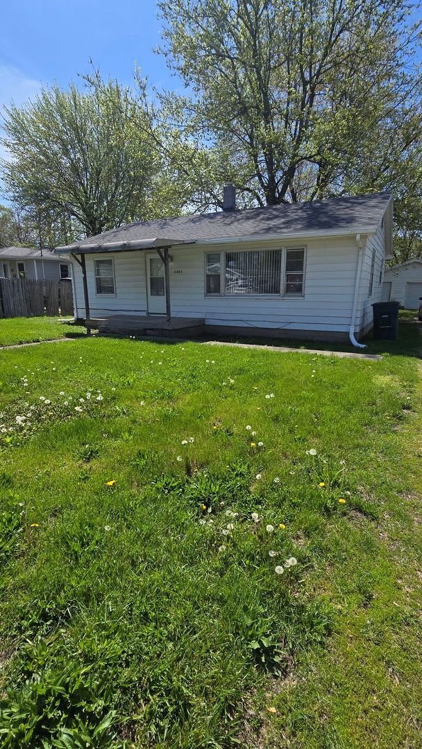 Primary Photo - 2 Bedroom Home - Detached Garage!