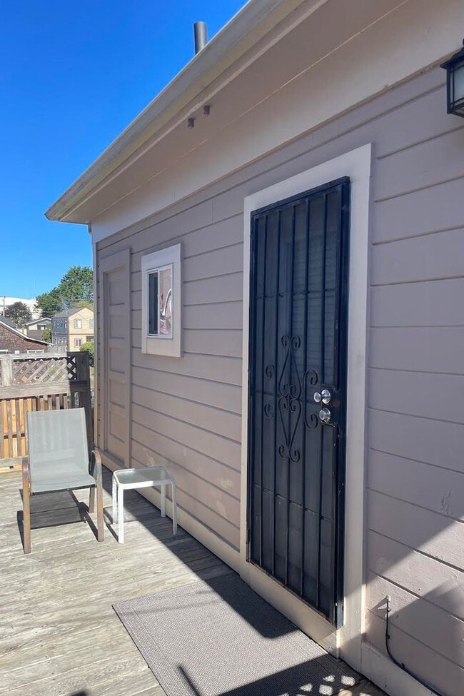 Building Photo - Conveniently located studio, available fur...