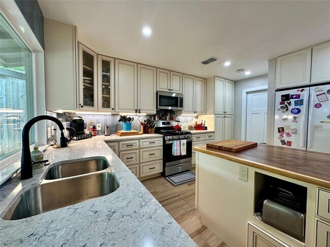 Building Photo - 2715 Alderwood Dr