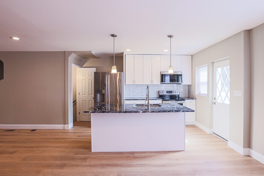Open concept kitchen and living room - 3825 Rexmere Rd