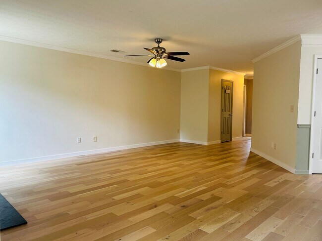 Building Photo - Beautiful 4 bedroom, 2.5 bathroom home in ...