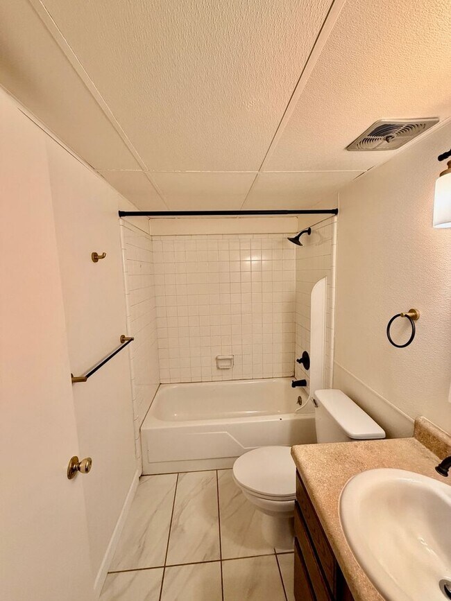 Building Photo - 3828 Country Club Rd