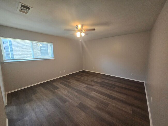 Building Photo - 3221 Dreeben Dr