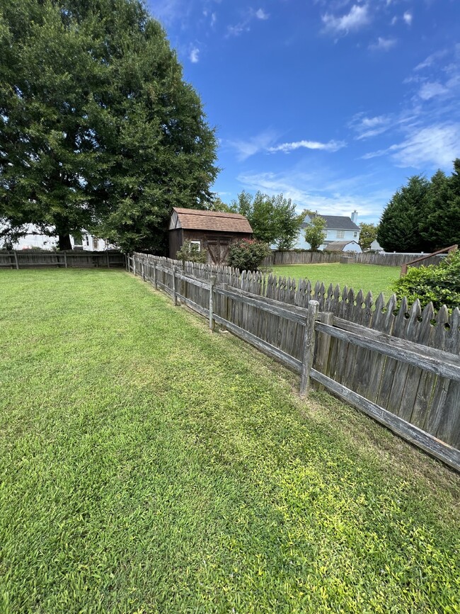 Building Photo - 3 Bedrooms, 2.5 Bath Home