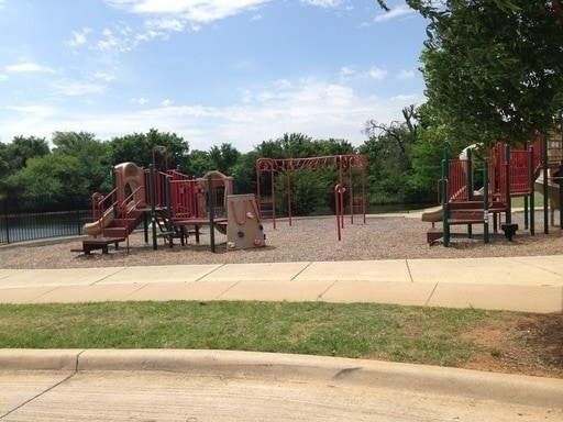 Building Photo - Beautiful 3 Bedroom, 2.5 Bath duplex located in Woodland Estates!