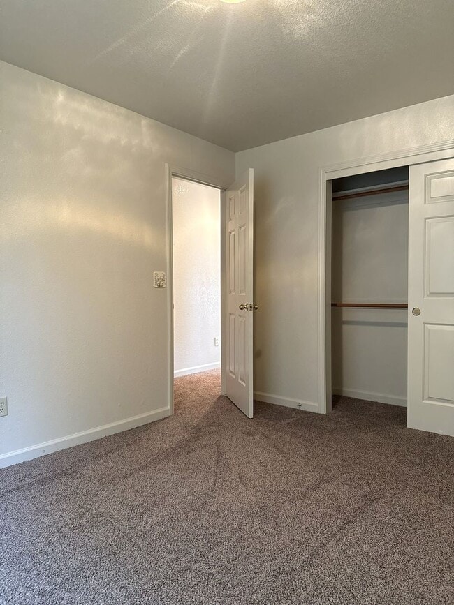 Building Photo - Adorbs 3/2 available NOW!!!