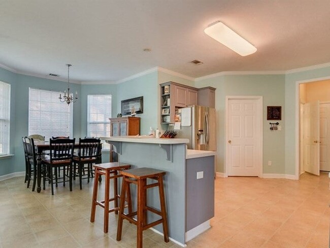 Building Photo - 5 bedroom, 3.5 bathroom home with pool in ...